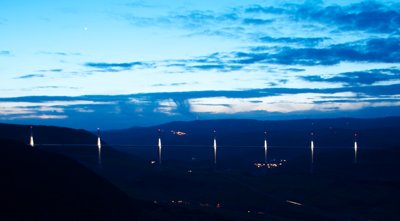 Viaduc de Millau by night_4489216968_l.jpg